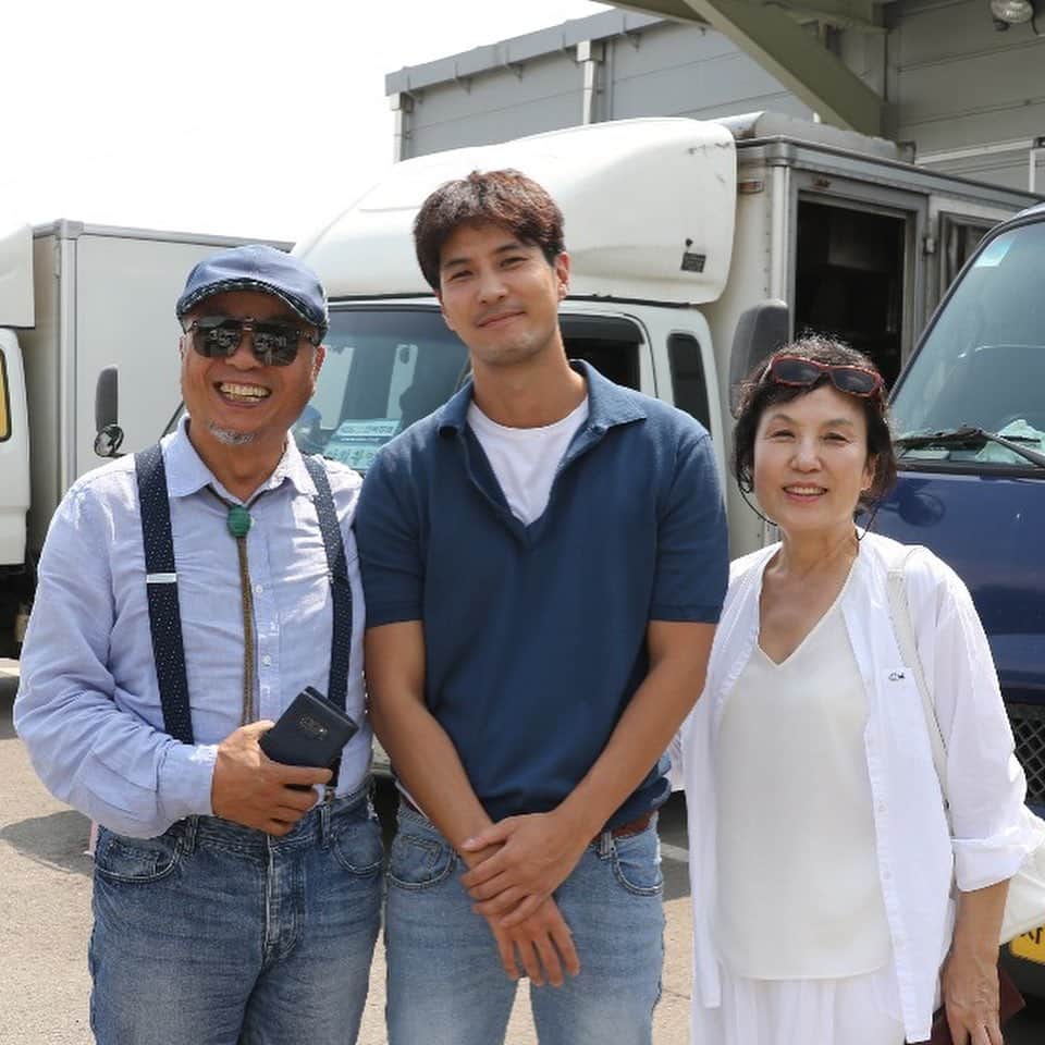 キム・ジソクのインスタグラム：「. 아니, 커피차 서포트 하는데 엄마아버지가  왜 거기서 나와...??..요..?!🤔 부모님의 깜짝 이벤트🙌🏻❤️😭 #동백꽃필무렵🌺」