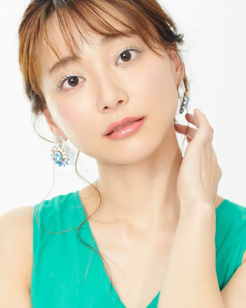 のインスタグラム：「アイラインの引き方ひとつで、顔が変わってしまうのが 欠点 だと思っていました。﻿ ﻿ Beautyの撮影では 変わるのは良いことなんだよって ﻿ 仲良しのメイクさんが教えてくれました💄﻿ ﻿ ﻿ 自分ひとりじゃ分からないことだらけ。﻿ ﻿ ﻿ 現場ではいつも沢山の学びがあって、それがとても楽しい✨﻿ ﻿ ﻿ このお仕事を通して、色んな人を表現したい﻿ ﻿ ﻿ 🧚‍♀️✨💄﻿ ﻿ #shooting #photography #beauty #hairmake #beautymodel #accessory #green #greendress #changemymind ﻿ #spacecraft #shokohazuki #スペースクラフト #葉月祥子」