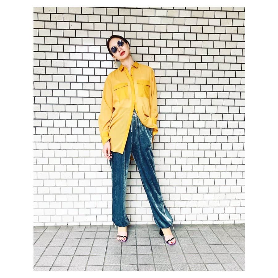 のインスタグラム：「YELLOW✖︎GREEN  秋を感じたくてのコーデ  異素材をミックスしたロングシャツ ベロア地イージーパンツ こんなミックス感好きです  #aewenmatoph #イウエンマトフ #transparent #shirts #velor #pants」