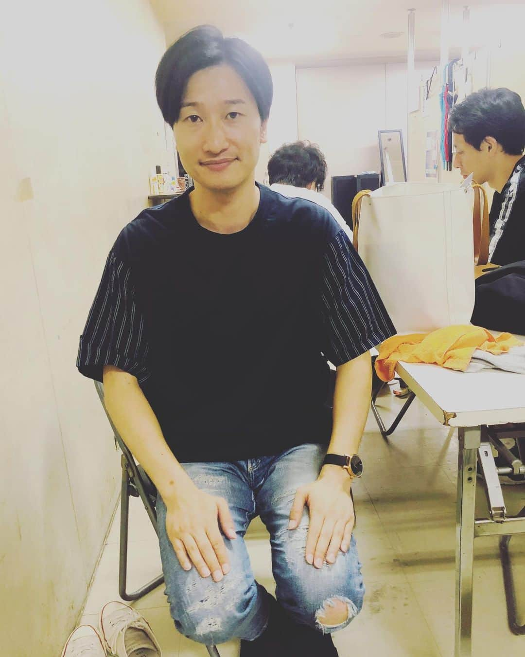 石山大輔さんのインスタグラム写真 - (石山大輔Instagram)「久しぶりのスニーカー更新！！ スーパースターのシェルを用いながら、皮でもなく、布でもない生地感。カカトまで抜かりのないデザイン。  ストレッチが効いていて伸びるから本当に抜群の履き心地。 チャックと黒の重厚感からは想像もつかないぐらい軽くて、みんなに一度履いて欲しい。ただ、NOダンソン靴。  チャックとか民族見たことないから。ブカブカのまま狩りに出かけて、肝心のところで靴が脱げる。 その一瞬の迷いの中で、動物に殺されるのがオチ。  相席スタート山添。 今年はM1ではなくキングオブコントに賭けている。 出会った時から、その絶妙なうすしお味とバランス感覚は素晴らしい。 先輩も後輩も嫌いな奴がいないだろう。  ただ、昔、すごく悪いことをしていたらしい。借金も平気でする。そして、何より俺がルミネでご飯に誘った時は3連続ぐらいで断られている気がする。。 実は嫌われてるかもしらん。でも、俺は嫌いにはなれない。 きっと良い奴だと思わせる、そんな魅力がある。 本当の山添を誰も知らない。  ルミネの衣装を確認する鏡と楽屋。 こんな空気でいつも舞台の準備をしてるんですよー。 ルミネデビューしてから早や4年が経ちました。これからも、自分たちにしか出来ない沢山のコントを披露していけたらと思う。  #y-3  #adidas #スニーカー #マークゴンザレス  #相席スタート山添 #noダンソン靴 #バンビーノ #芸人 #ルミネtheよしもと」8月23日 16時48分 - daisukecccc