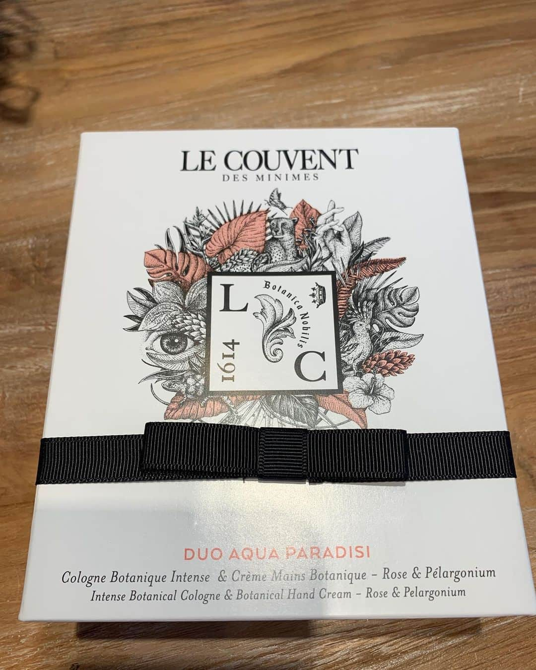 梅宮アンナさんのインスタグラム写真 - (梅宮アンナInstagram)「今日は、こちらをご紹介です💕✨ @lecouventdesminimes_jp  アクアパラディシのボタニカルコロンと、ハンドクリームをご紹介です💕💕 昨夜は、平子理沙ちゃんと、2人でご飯を食べて😊  @risa_hirako  りさちゃんから、お誕生日プレゼントに、こちらの、 #aquaparadisi のギフトセットを頂きました🌹🎁 ふたりで、ずっと昔話をしたり、  色んな話しをして💕😊💕😊 昔から、良いものを良く知っている女性です💕💕💕👌👏 りさちゃんは💕💕 素敵なプレゼント🎁  だった🌹  100パーセントヴィーガン処方です✨  素敵な薔薇の香り🌹  #ありがとう #センスがいい #上質 #lecouvent #ヴィーガン処方  #ミニム修道院 #フランス🇫🇷 #平子理沙ちゃん #お誕生日プレゼント」8月23日 16時50分 - annaumemiya