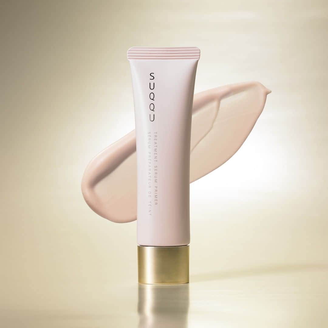 のインスタグラム：「TREATMENT SERUM PRIMER  With four added types of luxurious plant-based oil, our new primer brings even more glow, more life, to SUQQU’s signature foundations.  トリートメント セラム プライマー  みずみずしいうるおいで満たし、なめらかに、弾むように。 そして、とどまることなく生き生きと、生命力の輝きすら感じさせる艶肌へ。  晶采極潤粧前乳  水漾滋潤，讓肌膚看起來更加柔嫩有彈性，打造綻放活力光采的美艷光澤肌。  #SUQQU #スック #cosmetics #jbeauty #ベースメイク #primer」