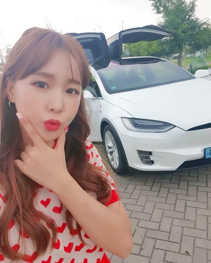 ウェイ のインスタグラム：「드디어 #테슬라모델X 리뷰했다 엄청하고싶었던.. 역시 기대이상이었다 다음주중 업로드예정🤩  #자율주행 #기능최고 #tesla #teslamodelx #carreview」