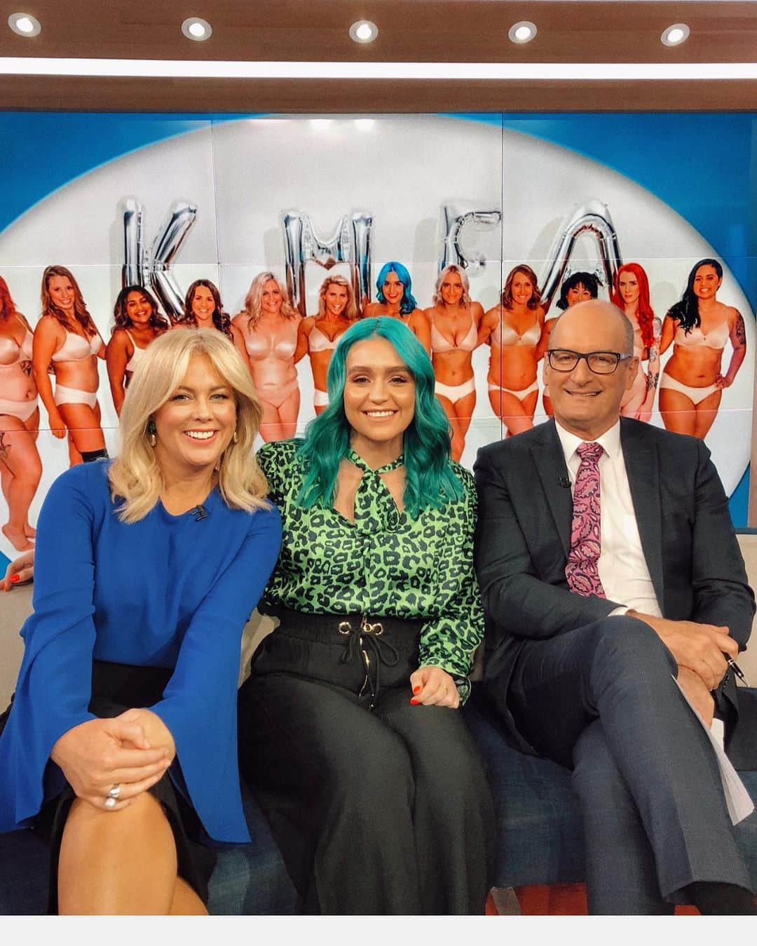 シェパードのインスタグラム：「Loved spreading the #kissmyfatass message far and wide. Thanks for having @amysheppardpie on @sunriseon7」