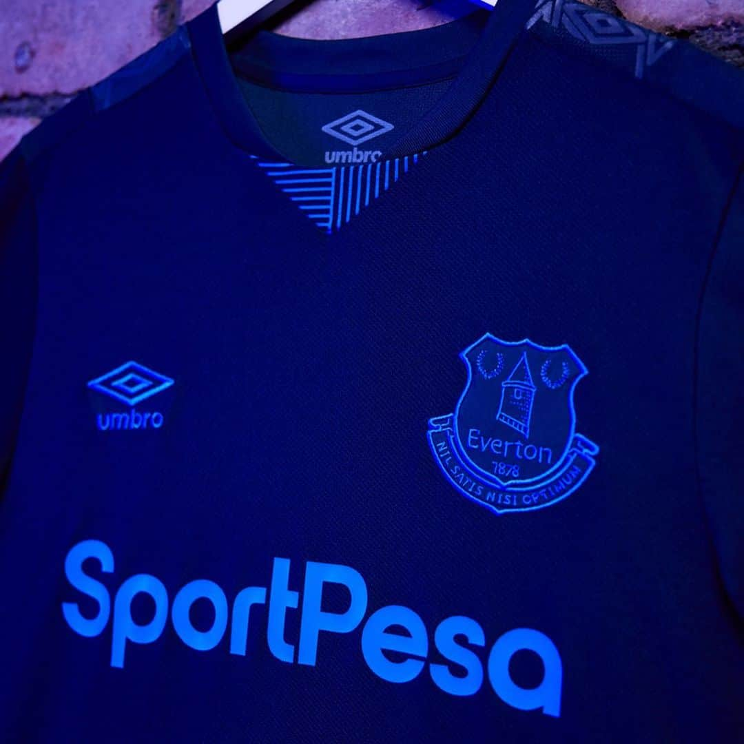 UMBROさんのインスタグラム写真 - (UMBROInstagram)「Completing the lineup for 19/20. Introducing the new @everton Third Kit 🔵 . . . #umbro #EFC #umbrofootball #football #footballshirt #footballculture #soccer #soccerjersey #classicfootballshirts」8月23日 17時02分 - umbro