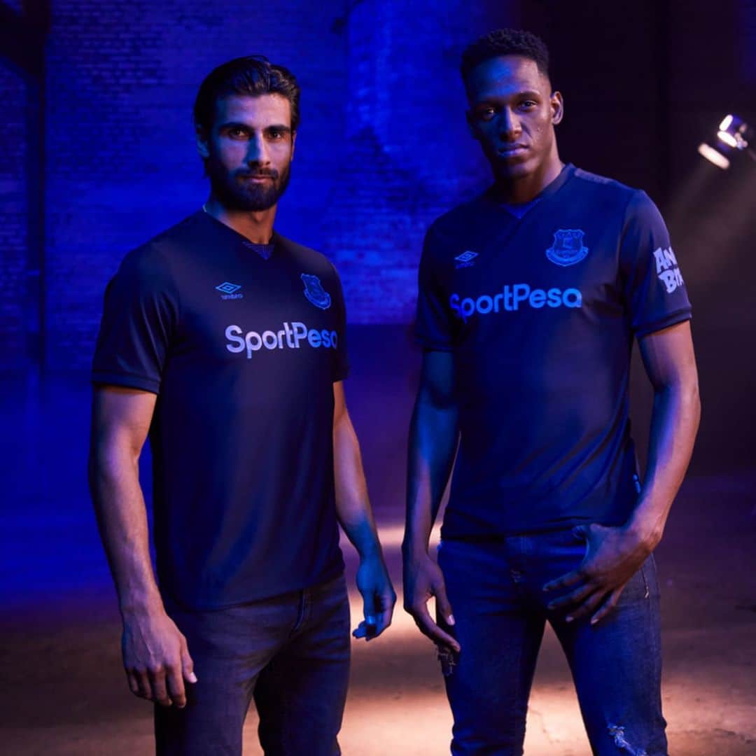 UMBROさんのインスタグラム写真 - (UMBROInstagram)「Completing the lineup for 19/20. Introducing the new @everton Third Kit 🔵 . . . #umbro #EFC #umbrofootball #football #footballshirt #footballculture #soccer #soccerjersey #classicfootballshirts」8月23日 17時02分 - umbro
