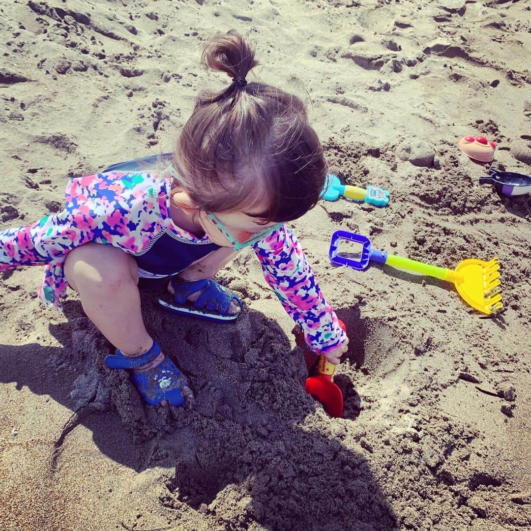 虎南有香のインスタグラム：「夏休み写真続き📸♥️ ちび虎、初めての海遊び🏖🌈☀️ 砂遊びも水遊びも楽しかったみたいで 海に行った日からずっと「うみ、いこーー✊」と言っています。笑 プールも大好きなので、そろそろ習い事に行かせてみようか…と考え中の母なのでした。」