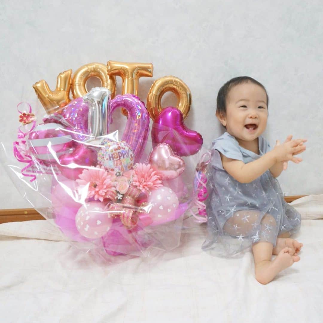 makikoさんのインスタグラム写真 - (makikoInstagram)「❤︎ 💗Happy Birthday💗 ✨✨ことちゃん✨✨ ．  ついに1歳になりました☺️🌻 ．  いつもニコニコ笑顔で癒してくれてありがとう😊💕 ．  1歳のことちゃんもニコニコさんでいてほしいなぁ😍✨ ．  可愛いバルーンフラワー🎈💐は @hanamoyou.handa さんでオーダーしました😁🎶 ．  #1歳 #1歳誕生日 #ついに1歳になりました  #今夜はお誕生日パーティー🎂🎉 #女の子 #親バカ部 #バルーンフラワー」8月23日 17時14分 - batako93