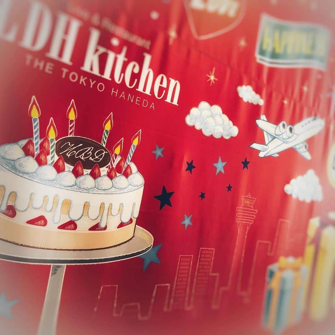 LDH kitchenさんのインスタグラム写真 - (LDH kitchenInstagram)「. @thetokyohaneda_official ・・・ 【LDH kitchen THE TOKYO HANEDA】EXILE TRIBE・LDHアーティストBirthday企画☆ . . LDH kitchen THE TOKYO HANEDAではEXILE TRIBE・LDHアーティストのBirthdayをお祝いする企画をスタート致しました！ . ＊バースデープレート 誕生日を迎えるアーティストの名前入りバースデープレートを1週間限定でご用意致します。 お好きなアーティストの誕生日をぜひお祝いしてください！ バースデープレートをご注文して頂いたお客様には特製バースデーカードをプレゼント致します。 . ＊フォトブース 店内にフォトブースを設置致します。 誕生日のメンバーのプロップを持って、ご自由にお撮りください。 . ☆8/26〜9/1Birthday Member☆ ・八木将康（8/28・劇団EXILE） ・片寄涼太（8/29・GENERATIONS） ・EXILE NAOTO（8/30・EXILE/三代目J SOUL BROTHERS） . 今週は下記メンバーが対象中です⤴︎ ☆8/19〜8/25Birthday Member☆ ・VERBAL（8/21・m-flo/PKCZ） ・EXILE AKIRA（8/23・EXILE/EXILE THE SECOND） . 皆様のご来店をお待ちしております!! . ※バースデープレートは事前予約が必要となります。 ご予約はお電話（03-5579-7461）にて承ります。 ※フォトブースのご利用は店内でご飲食頂いた方に限らせて頂きます。 テイクアウトは対象外とさせて頂きます。 . #LDH #LDHkitchen #LDHkitchenTHETOKYOHANEDA #羽田空港 #AIRPORT #Birthday」8月23日 8時24分 - ldhkitchen_official