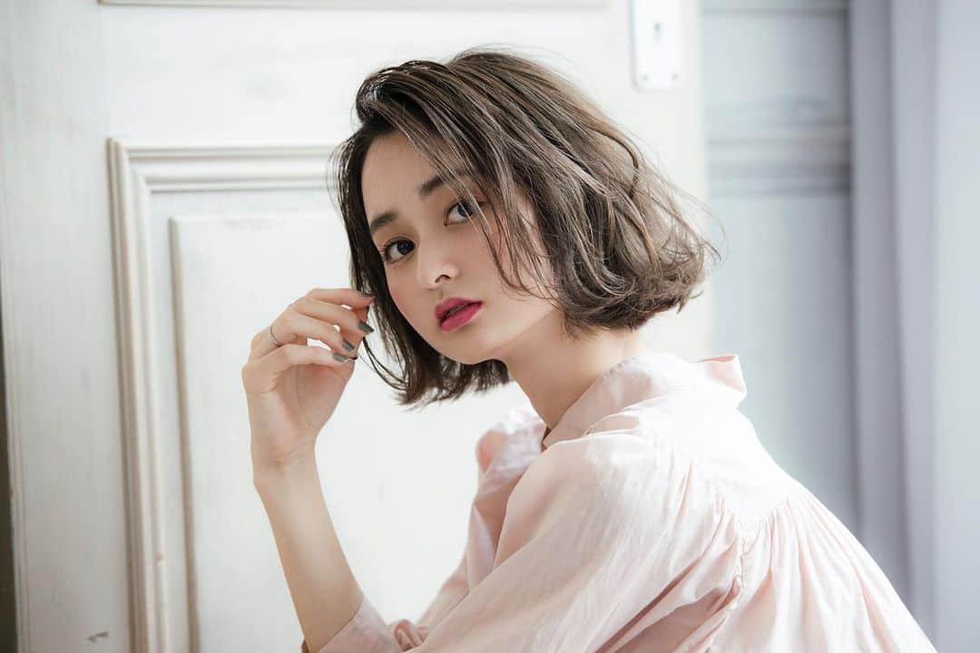 鮫島邦明のインスタグラム：「永谷さん撮影 ヘアは @abesan_hair  ショートにした人たちの次のスタイル エアリーレトロボブ^_^  #ハイライト #アッシュカラー #梅田美容室 #梅田美容院 #ヘア#梅田ヘアスタイル #髪型 #ヘアセット #ヘアメイク #キラ水 #グラデーション #ホリスティックカラー #ヘアアレンジ #アレンジ #就活 #美容学生 #美容専門学校#gu #snidel #梅田美容師 #モデル #サロンモデル #サロモ #ヘアカタ #ショートヘア#ショート #aujua --------------------------------------. 梅田と東京出店を計画中 スタッフ募集中メッセージくださいね★ AVANCE.CROSStuin梅田茶屋町 TEL06-6377-7211 AVANCE.CROSSmel c西梅田 TEL06-6348-2050 gif.hair TEL06-6377-7277 AVANCE.京橋 TEL06-6356-1555」