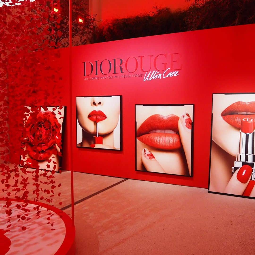 高月彩良さんのインスタグラム写真 - (高月彩良Instagram)「ROUGE DIOR CARE フラワーオイルだから、フワッと唇に密着して、自然に唇の色を演出してくれる素敵なリップでした。今日から沢山塗っちゃお😊赤い薔薇とステージが、とても妖艶だった。  #ルージュディオールウルトラリキッド#RougeDior @diormakeup @dior」8月23日 8時40分 - sara_takatsuki_official