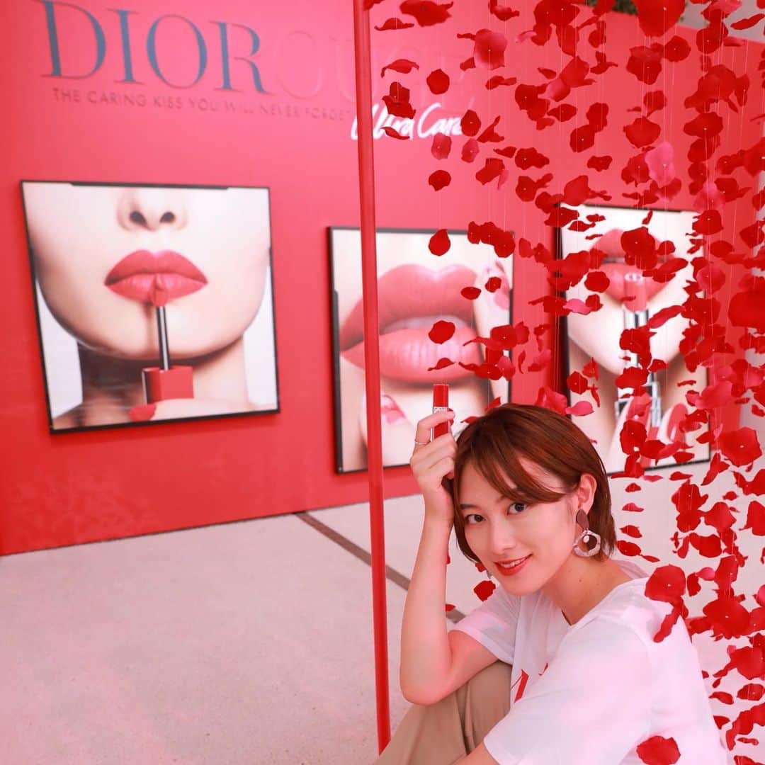 高月彩良さんのインスタグラム写真 - (高月彩良Instagram)「ROUGE DIOR CARE フラワーオイルだから、フワッと唇に密着して、自然に唇の色を演出してくれる素敵なリップでした。今日から沢山塗っちゃお😊赤い薔薇とステージが、とても妖艶だった。  #ルージュディオールウルトラリキッド#RougeDior @diormakeup @dior」8月23日 8時40分 - sara_takatsuki_official