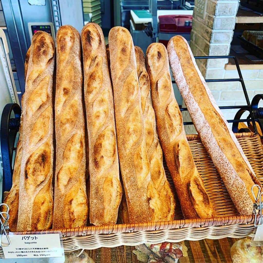 ONE SUITE Hotel & Resort（公式）さんのインスタグラム写真 - (ONE SUITE Hotel & Resort（公式）Instagram)「おはようございます🌞  エルロタで使わせて貰っている美味しいバケットは名護市にある人気店 『Pain de Kaito』さんに作って貰ってます👨‍🍳 香ばしい小麦の香り最高です😆 たくさんの美味しいパンがありますので是非名護に来た際にはKaitoさんに行ってみてください🥐🍞🍕🥖🥪 ではでは本日も１１時から美味しいバケットとお料理とコーヒーを作って 皆様のご来店お待ちしておりまーす🌞  #okinawa#nakijin#cafe#restaurant#LLOTA#French#island_coffeestand#coffee#coffeelover#goodcoffee_okinawa#エルロタ#創作フレンチ#vinnaturel #スタッフ募集中 #ホールスタッフ募集 #キッチンスタッフ募集#自然派ワイン#バリスタ募集 #未経験OK#今帰仁#今帰仁村#古宇利島#パンデカイト #Pain de Kaito#バケット #香ばしい」8月23日 8時44分 - onesuite_llota_kouri
