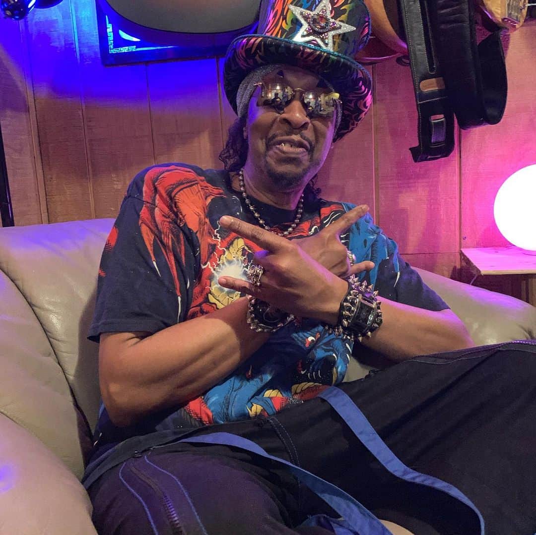 ヴィクター・ウッテンのインスタグラム：「Bootsy at Wooten Woods ... Right Now! www.vixcamps.com」