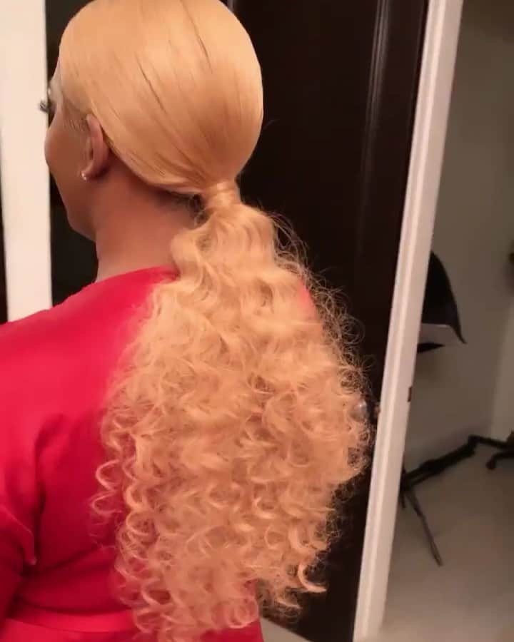 ネネ・リークスのインスタグラム：「@colormanewigs are truly doing their thing without even launching yet. Even i got a ton of calls, DM’s and emails about them. Look at this ponytail. I’m just as excited as you are. If you wear colored hair then you know how hard it is to find top quality with good density. This is a rare find. Get into them hunni! Send an email to info@colormanewigs.com and check out their website launching Labor Day Weekend colormanewigs.com PS: you can DM me too and I’ll make sure a rep reach out to you. Enjoy 👉🏾swipe」