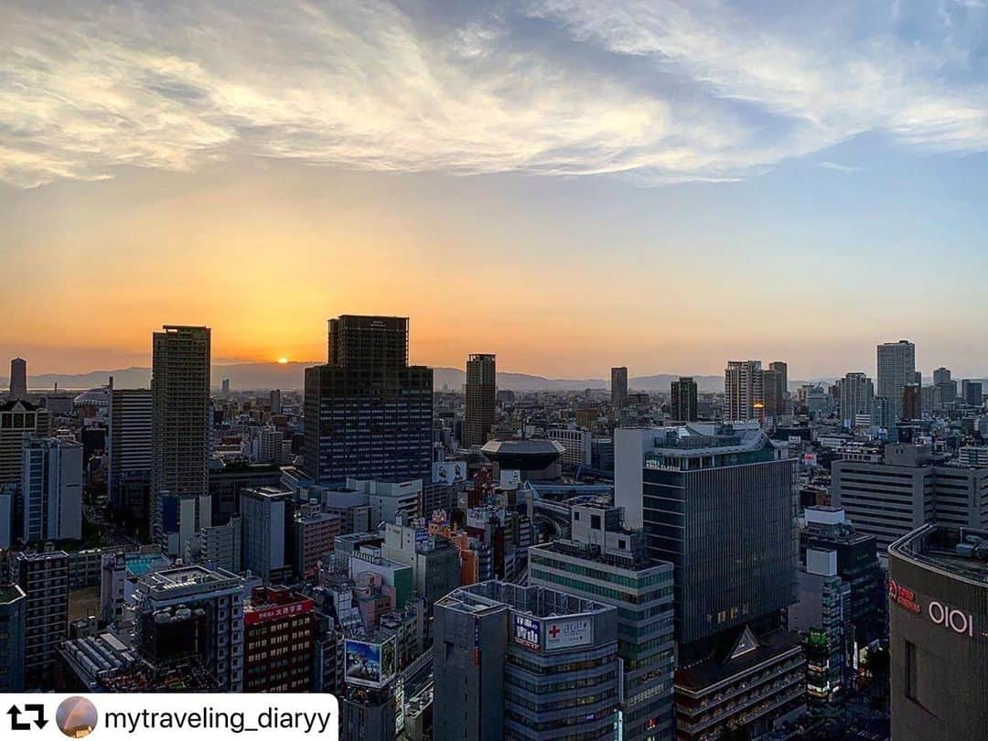 のインスタグラム：「#FridayFanFeature：部屋から見えるオレンジと青のコントラスト。 街に映える大阪の空は、本当に素敵です。  @mytraveling_diaryy　さん、お部屋からの美しいサンセットビューをありがとうございます。毎週金曜日に#LiveItWellOsaka と題してキャンペーンを開催します。スイスホテルが掲げる#洗練された時 のハッシュタグをつけて投稿してください！  #FridayFanFeature: Orange and blue for your room view. Beyond city views, Osaka's skies are indeed amazing.  Thanks @mytraveling_diaryy for this awesome sunset view from your room! Have any photos at the Swissôtel Nankai Osaka? Tag us #LiveItWellOsaka for a chance to be featured!」