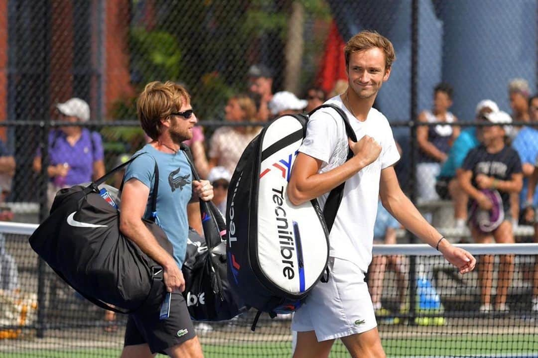 ダニール・メドベージェフさんのインスタグラム写真 - (ダニール・メドベージェフInstagram)「Happy face 🤣📸 before @usopen 🐊 // Счастливый 🤣📸 перед @usopen 🐊」8月23日 9時01分 - medwed33