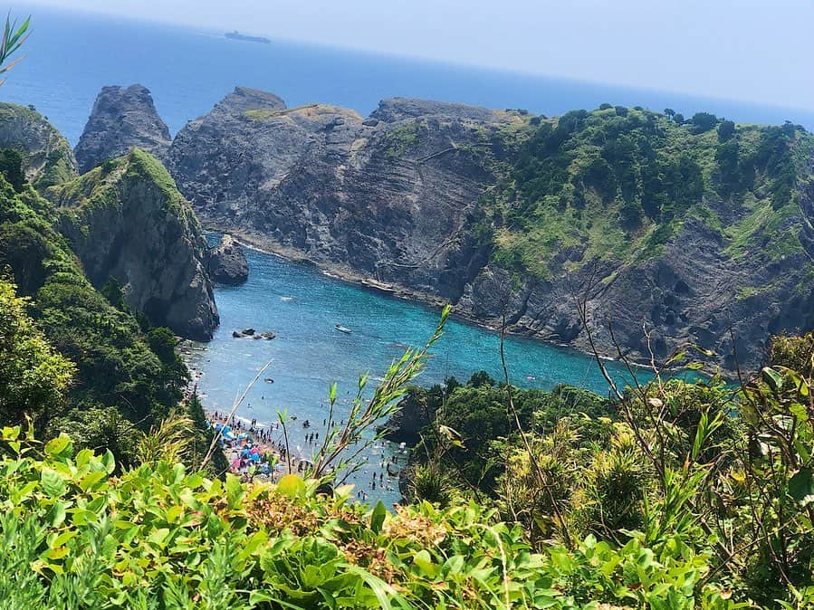 山本夢さんのインスタグラム写真 - (山本夢Instagram)「海は伊豆の方にある ヒリゾ浜に いってきたよん。  伊豆は毎年行ってるけど ヒリゾ浜は初めてで 水がめっちゃくちゃ透明で 熱帯魚もたくさんいて めちゃくちゃ綺麗やった。 多分水の透明度で言えば 沖縄とかと変わらんと思う！ 関東から車で行ける所に こんな海があるだなんて… 最高です。 ただ岩が多いから手とか足とか 切らないようにだけは 少し注意かなって 感じでした！ また行きたい！  #伊豆 #南伊豆 #ヒリゾ浜  #シュノーケリング #夏 #summer #海 #海水浴 #水着 #バンドゥー #friends #friendship  #韓国ファッション#オルチャン#オルチャンコーデ#hair#hairstyle#haircut#haircolor#ootd#fashion#instafashion#make#makeup#selfie#instagood#ショートカット#ショートヘア#ショートカット女子#ショートヘアアレンジ」8月23日 9時02分 - yume_yamamoto_ue