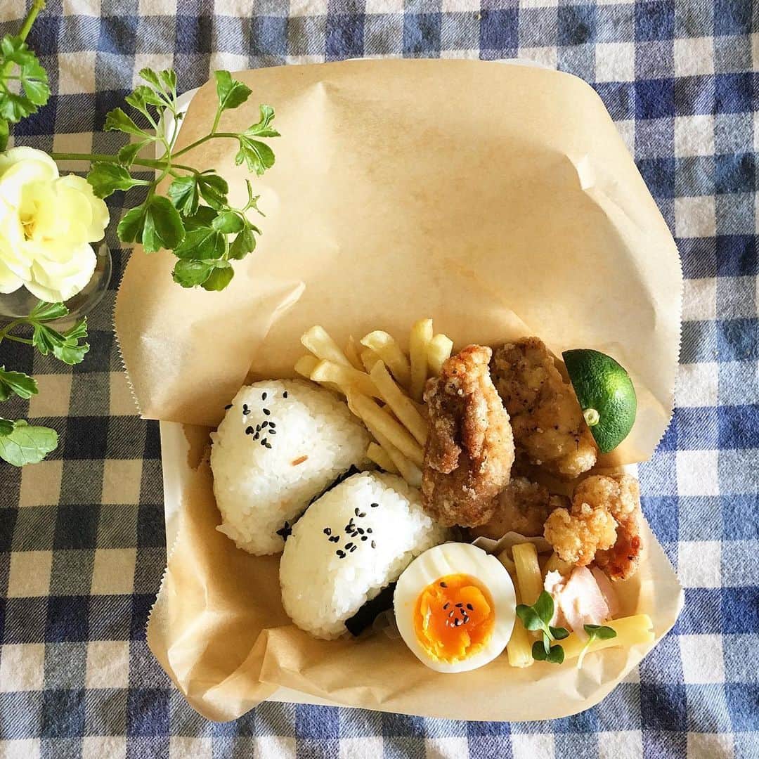 ecruのインスタグラム：「2019/08/23 (fri) 昨晩は、山からの風が涼しく、疲れた体に心地良く、、、寝てしまいました。 朝6時にご飯が炊き上がる予定でしたが、タイマーにするのを忘れていたようで、急いで炊いて、唐揚げ用の下味を付けていなかった鶏肉は、塩唐揚げに。 なんとか出来上がりました💦 ・ ブーン🚗💨と買い物に行こうかと思っていましたが、ここ数日の疲れを取るのに、お昼寝優先で過ごします💤 ・ #gonben #お弁当 #obento #bento #lunch #lunchbox #food #foodpic #foodphoto #ごん弁当 #instafood #instagood #yummy #love #japan #japanesefood #大学生弁当 #thankyou #onthetable #日々 #暮らし #お弁当記録 #ランチボックス  #使い捨て弁当箱 #花のある暮らし」