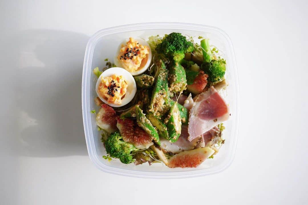 Risako Yamamotoさんのインスタグラム写真 - (Risako YamamotoInstagram)「今週のお弁当🥗 ・ 神様のブロッコリー生活start👼🏻🥦笑 ・ 1枚目/// サーモンとキャロットラペ🥕 2枚目/// おくらの胡麻和え ・ ・ #お弁当 #salad #サラダ #サラダランチ #slohasholic #bpafree  #bpaフリー #sistema #sistemaplastics  #superfood #スーパーフード #healthylifestyle #eatclean #わっちのサラダ #ブロッコリー #ブロッコリースーパースプラウト #wacchiskitchen」8月23日 9時11分 - risako_yamamoto