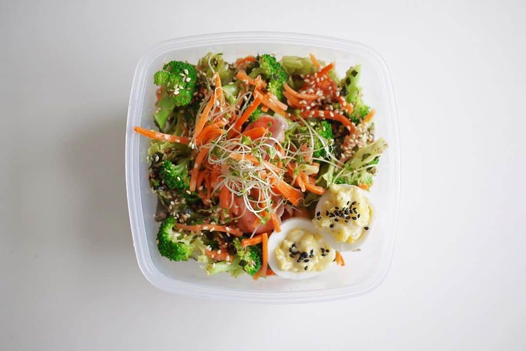 のインスタグラム：「今週のお弁当🥗 ・ 神様のブロッコリー生活start👼🏻🥦笑 ・ 1枚目/// サーモンとキャロットラペ🥕 2枚目/// おくらの胡麻和え ・ ・ #お弁当 #salad #サラダ #サラダランチ #slohasholic #bpafree  #bpaフリー #sistema #sistemaplastics  #superfood #スーパーフード #healthylifestyle #eatclean #わっちのサラダ #ブロッコリー #ブロッコリースーパースプラウト #wacchiskitchen」
