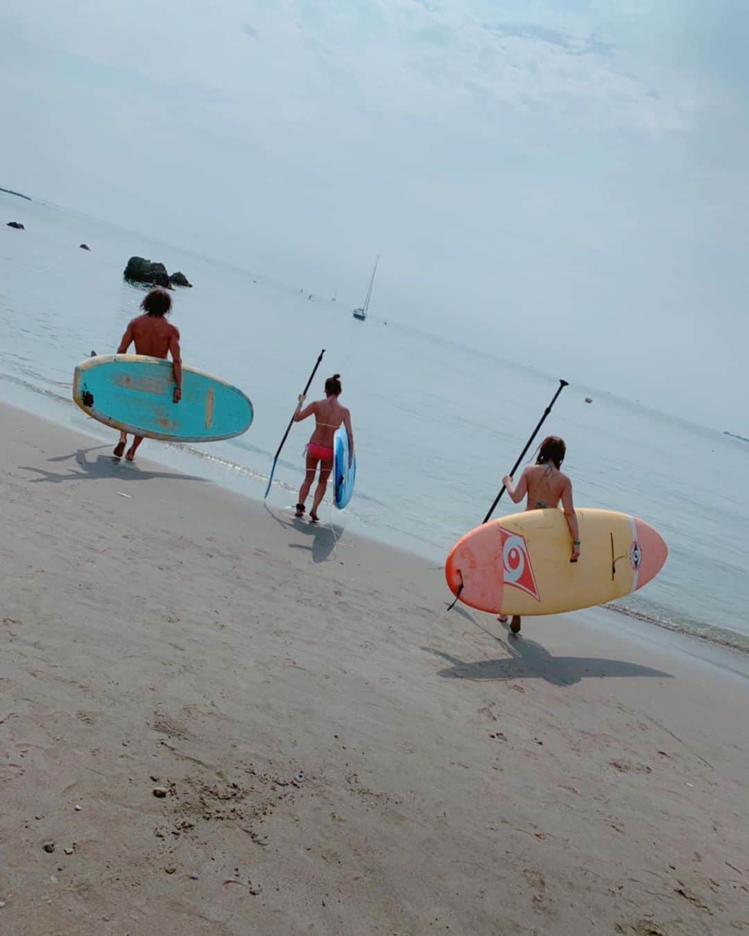 野田彩加さんのインスタグラム写真 - (野田彩加Instagram)「初めてのSUP🏄‍♀️ ちょー楽しかった♥️ 📱をもって行かなかったのが悔やまれる🥺 できるってわかったから次はもっていこー🥺♥️ ・ ・ 1枚目の狩に行く感じすき笑 ・ ・  #sup #supbord #サップ #サップボード #超楽しい #夏 #summer #海 #一色海岸 #あやの夏 #2019」8月23日 9時22分 - aya.205