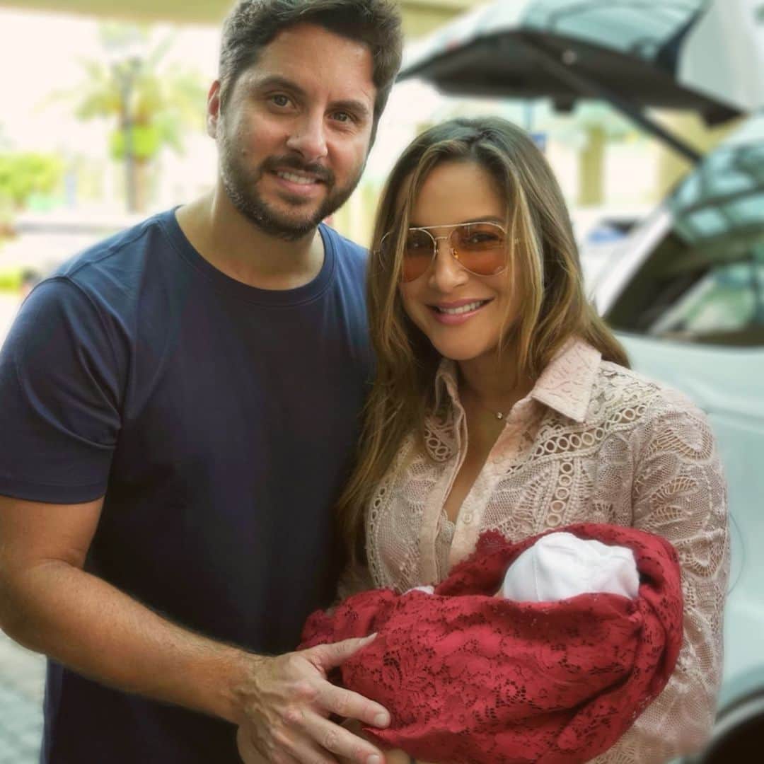 Claudia Leitteのインスタグラム：「O nascimento de #Bela representa uma nova jornada para todos nós. Eis que vemos um exército se levantar. Há anjos nos cercando por todos os lados. Obrigada, meus amigos @pediatrademiami @sermamaeemmiami @eldoctorcruz @mjlactation, @yani0826 e Aldelaida Corral! Bela vai passar sua primeira noite em casa porque Deus é bom e vocês foram guiados por ELE! 🥰😍🙌🏻」