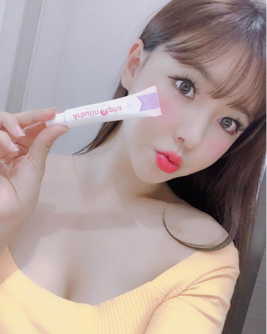 hyeriのインスタグラム：「역시여름이라 강한햇빛땜에 피부가지쳐있다ㅠㅠ기미도생기고 뭔가칙칙해져서 집에서관리할수있는게 뭐없나하다가 찾은크림👍피부과에서 강추하는기미크림!!! 꾸준히써서 다시피부를 돌려놔야지👊👊 #기미크림#미백크림#기미크림추천#기미제거#알부틴크림」