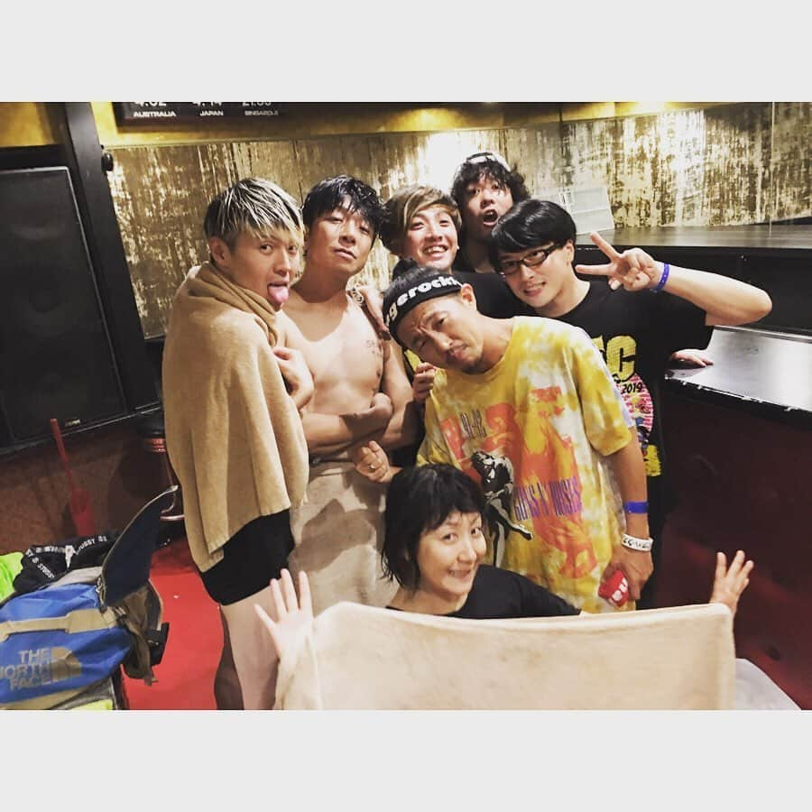 石毛輝さんのインスタグラム写真 - (石毛輝Instagram)「UKFCありがとうございました！！、 年に一度の家族会議という名のお祭りでした。 先頭打者だったため酒飲みながらたくさんのバンドのライブが観れて嬉しかったなー！ 特にトリのTOTALFATはやっぱりグッとくるものがあったよね。 自分達のライブではTOTALFATクボティとブンタとコラボ。 クボティへのドッキリが成功したことが何よりの喜びでした。  来年は10回目の開催。 何が起きるか分からないから楽しみだー！  #ukfc2019  #打ち上げプール上がりの皆さま」8月23日 9時40分 - akiraishige