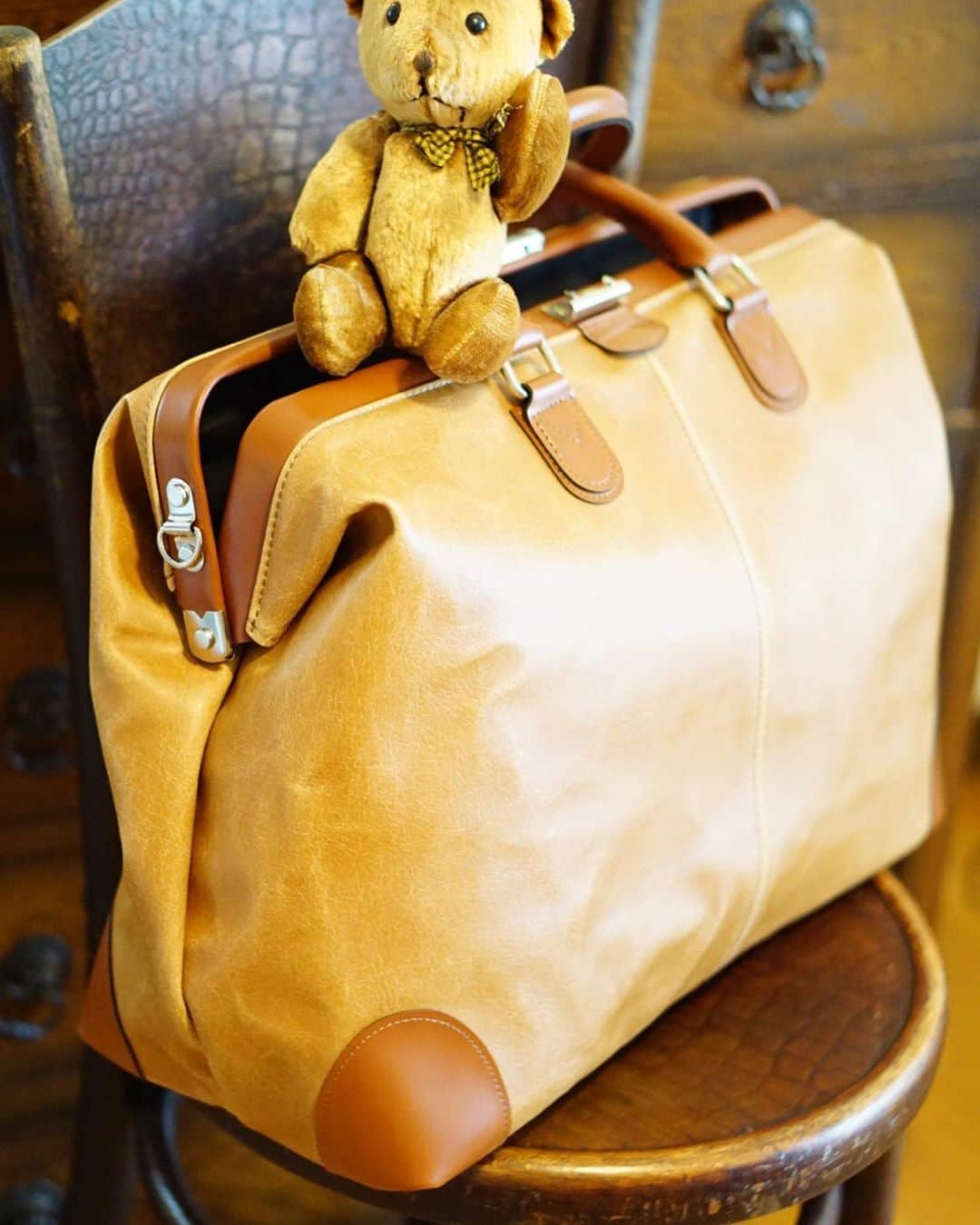 amiさんのインスタグラム写真 - (amiInstagram)「． Favorite Boston bag ． 旅行の時に大活躍なのが @fukumichitsusho さんの ボストンバッグ💼 ． レトロ調のお洒落な雰囲気が 気に入っています😍 ． ダレスタイプの口枠式で使いやすく 雨粒もさっとひと拭きなので、 お手入れが簡単で嬉しい❤️ ． 入荷待ちでなかなか届かなかった けどやっと届いたのでたくさん 使おう〜٩( ,,˘ ³˘)♥ ． ． #ボストンバッグ#鞄#旅行カバン#レトロ鞄#lifestyle#ボストン鞄#バック#鞄好き#鞄集め#きれいめカジュアル」8月23日 9時46分 - amikuma1219