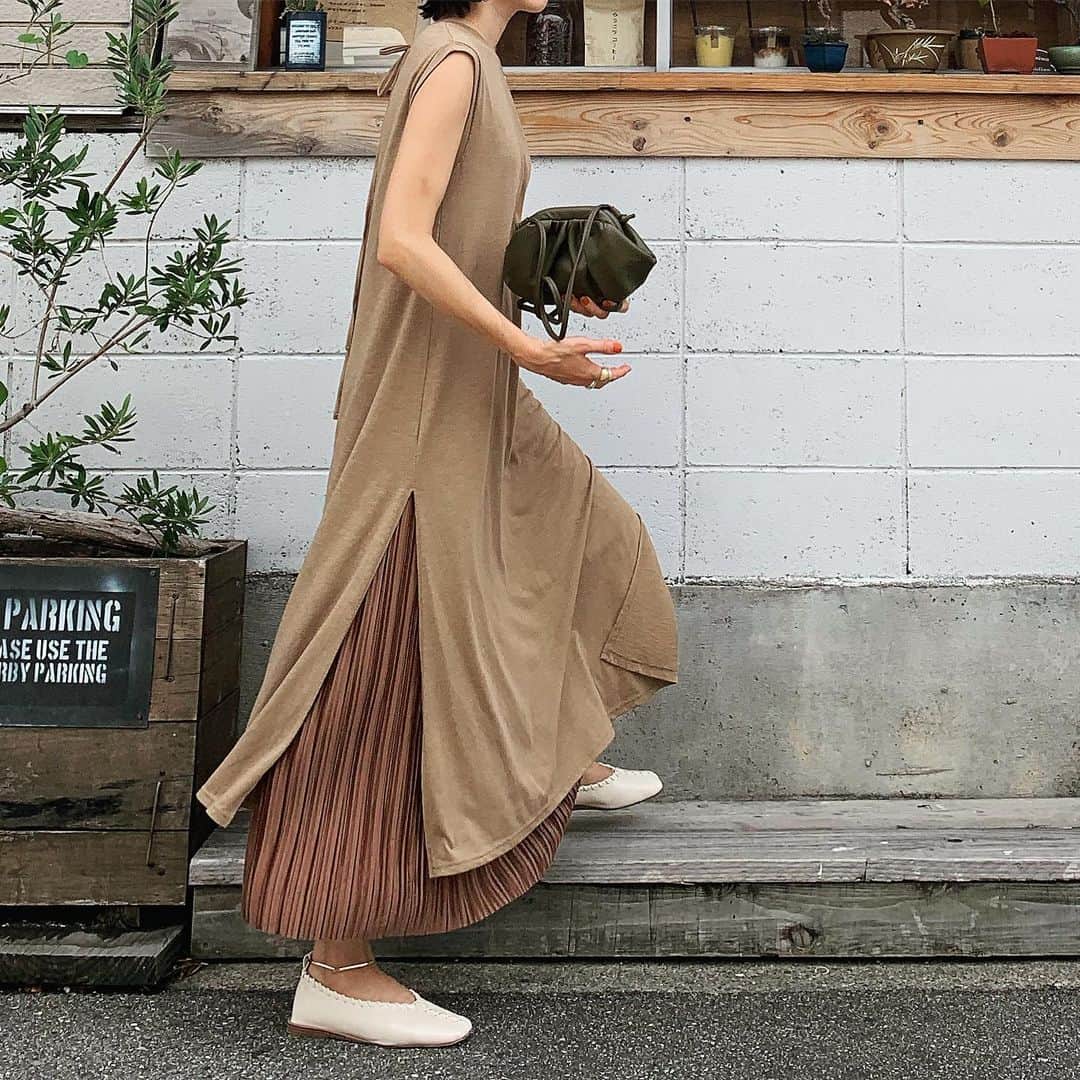 美生のインスタグラム：「🍂🍂🍂﻿ ﻿ 華奢見えワンピに﻿ シャイニーサテンプリーツスカートを合わせて﻿ 晩夏仕様に♡﻿ ﻿ このスカートは丈が﻿ 80cmと90cmあって﻿ 選べるのが嬉しい♡﻿ ﻿ 今夜のLIVEでもご紹介予定です♡♡﻿ ﻿」