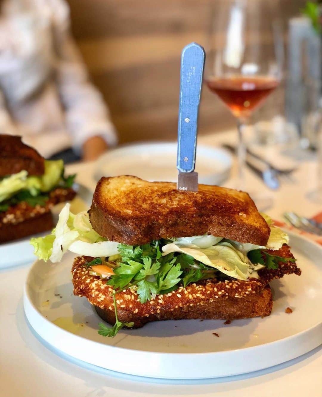 Eater LAさんのインスタグラム写真 - (Eater LAInstagram)「Off the menu fried chicken schnitzel sandwich from @kismetlosangeles with pickley spicy giardiniera on buttery brioche. 📸: @carnivorr. Hashtag #eaterla on your best photos for a chance to be featured.」8月23日 9時57分 - eater_la