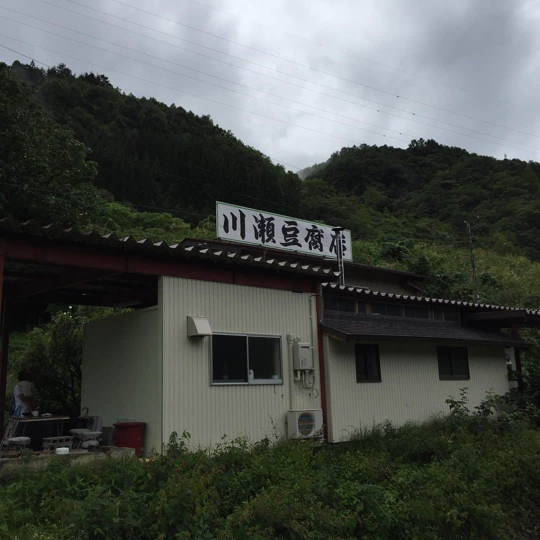 のインスタグラム：「#川瀬豆腐店  白川郷からの帰りで立ち寄ったお豆腐屋さん。豊かな自然の中で作られる豆腐はとっても美味でした、人と水が違う！ #飛騨 #味の宿川瀬 #豆腐店 #大自然 #満ち溢れる水と人柄」