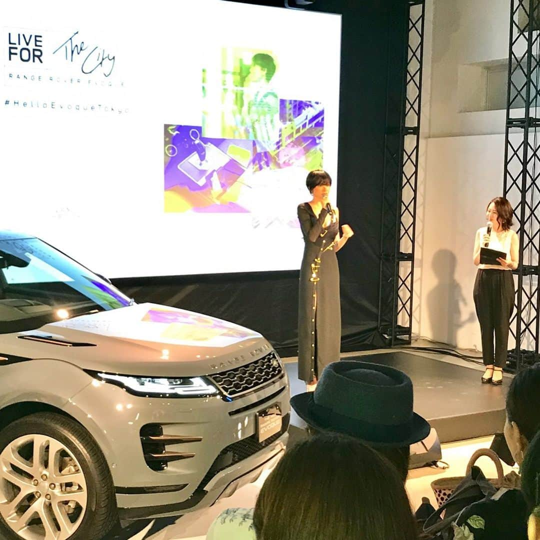 TONEAYUさんのインスタグラム写真 - (TONEAYUInstagram)「昨日は...🥺🚘🍸﻿ ﻿ レンジローバーの新型「EVOQUE（イヴォーク）」のパーティーへ🥰﻿ ﻿ アンバサダーに森星さんが就任&CMを製作することを記念したイベントで、ご本人も登場✨﻿ ﻿ 新型のEVOQUE﻿ めちゃくちゃかっこいい！！﻿ ﻿ 何も考えずに赤いワンピース着たらマッチしちゃったけどwwww﻿ ﻿ 一番好みだったのは、赤😍﻿ ﻿ めちゃかっこよかった〜❤️﻿ ﻿ #HelloEvoqueTokyo﻿ #レンジローバー﻿ #EVOQUE﻿ #ジャガー﻿ #高級車﻿ #森星﻿ #PARTY﻿ #イベント﻿ #PR﻿」8月23日 10時26分 - toneayu