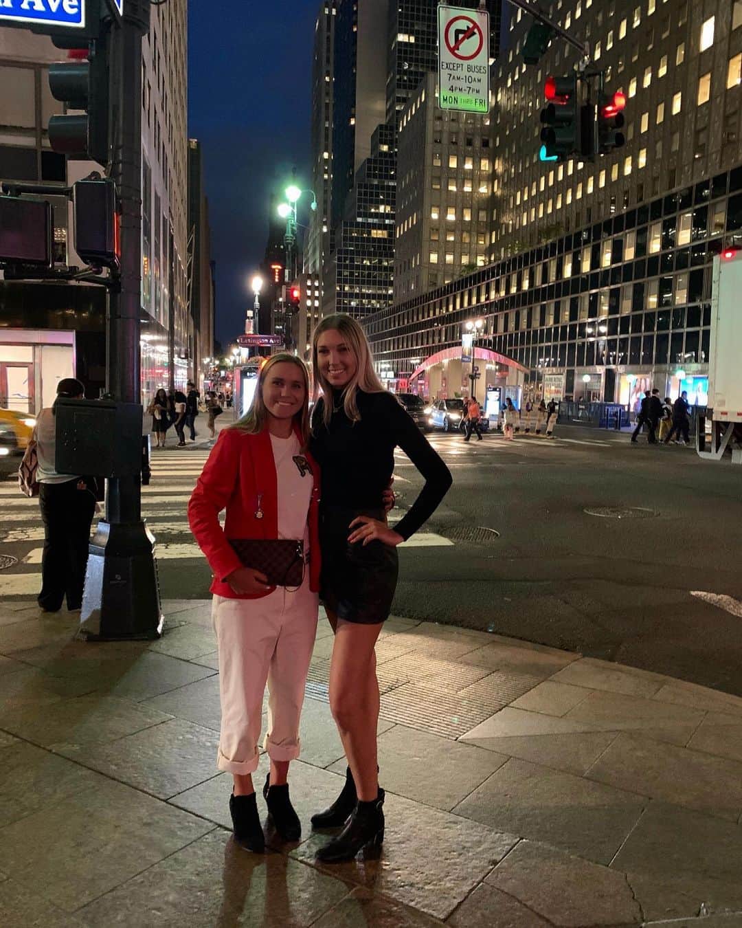 ソフィア・ケニンのインスタグラム：「Finally saw you since forever @allyymiller 👯‍♀️❤️」