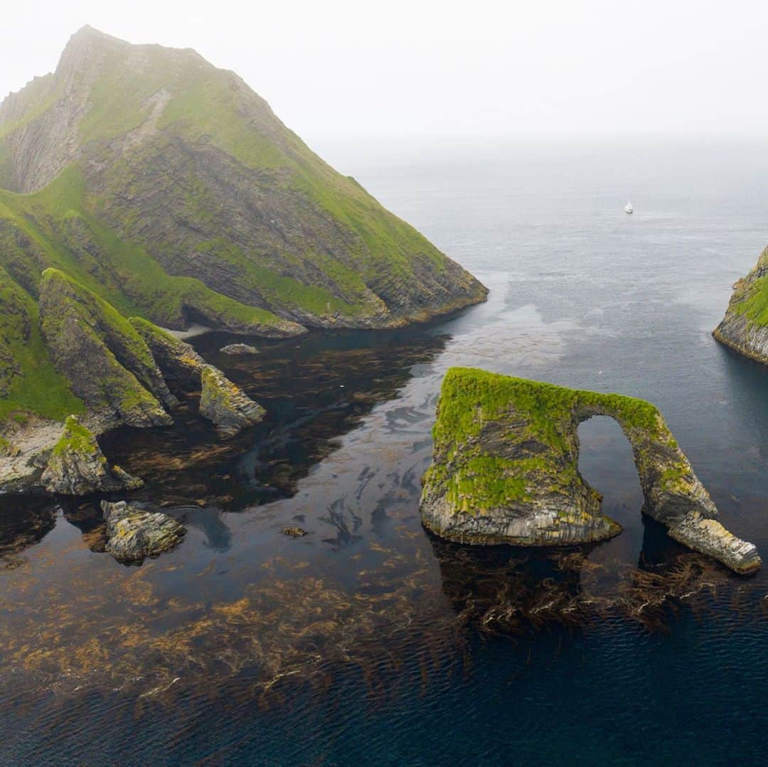 クリス・バーカードのインスタグラム：「Nothing screams out for your attention in these Russian islands. It was a quiet beauty that I don’t find many places. No postcard views or guidebooks alerting you of the next “epic” vista. Everything was unique in its own way because we had never seen this type of landscape before. #fromkurilswithlove」