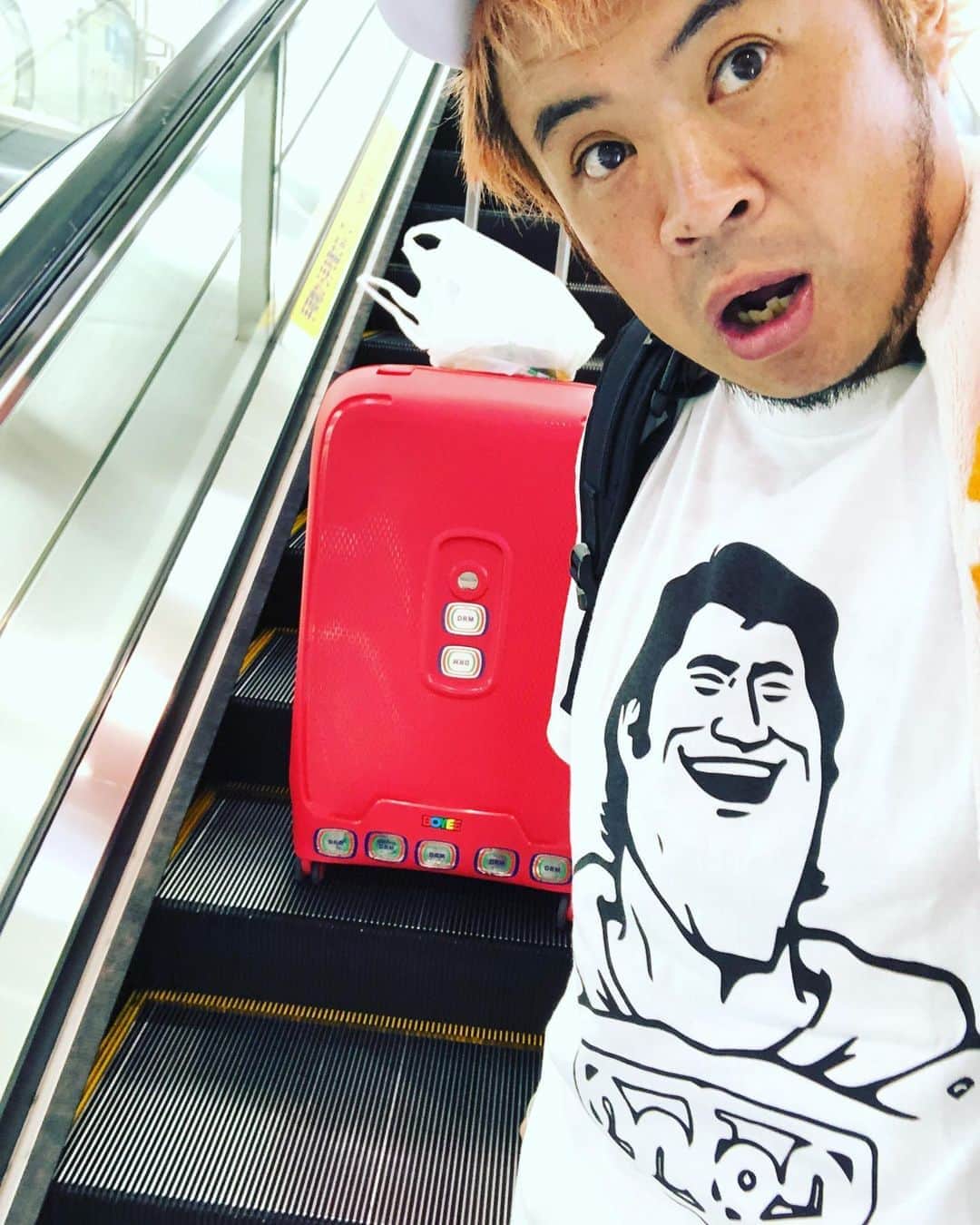 サイプレス上野さんのインスタグラム写真 - (サイプレス上野Instagram)「新しい相棒（スーツケース）と共に上海行ってきマンス🙏エスカレーター上がったら女子高生達が手を振ってくれててテンション上がって振り返したら、遥か下に居る友達に向かってぶっかましてた模様。まあ、あるよね。  上海で10年ぶりくらいにライブです🎤前回は私の都合上、一人前乗りで不安過ぎてビール買い込んで飛行機で没収されたり、上海からDRMの仲間に電話しまくってたら凄い請求きた上に“ビビり”ってバカにされて泣いたな…。帰りは日本までクラークケント（超優しい）と二人だったし気を抜けなかったw  楽しんでくるよー🎣  #drmcrew #boyee #ドリーム開発 #ワツグー #サイプレス上野 #サ上 #サイプレス上野とロベルト吉野 #フリースタイルダンジョン #とれせん #流派r #ライムスター宇多丸の水曜THENIGHT #clarkkent #godangle」8月23日 10時25分 - resort_lover