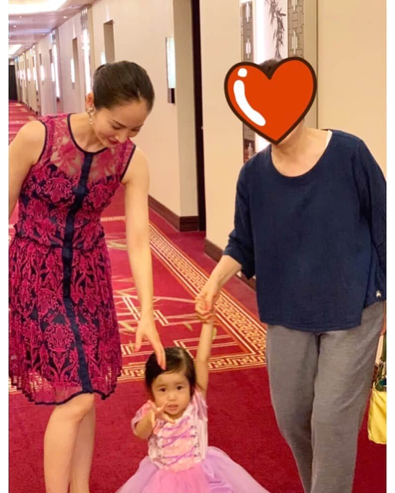 日高薫のインスタグラム：「旅の最終日の夜はサプライズ🌉で還暦祝い🥂🎂☺️💓👨‍👩‍👧👴👵 私の結婚妊娠出産でなかなかお祝いのタイミングが見つからず今回両親も娘ちゃんも初海外だったのでドキドキでしたが主人の協力あってとってもいい思い出になりました☺️💓 #台湾 #taiwan #台北 #還暦祝いプレゼント #サプライズ #娘ちゃん #2歳 #プリンセス #ラプンツェル #ホテルの部屋ではしゃぎ過ぎて#おでこにあおたん #👨‍👩‍👧 #👴👵 #🥂 #🎂 #💓」