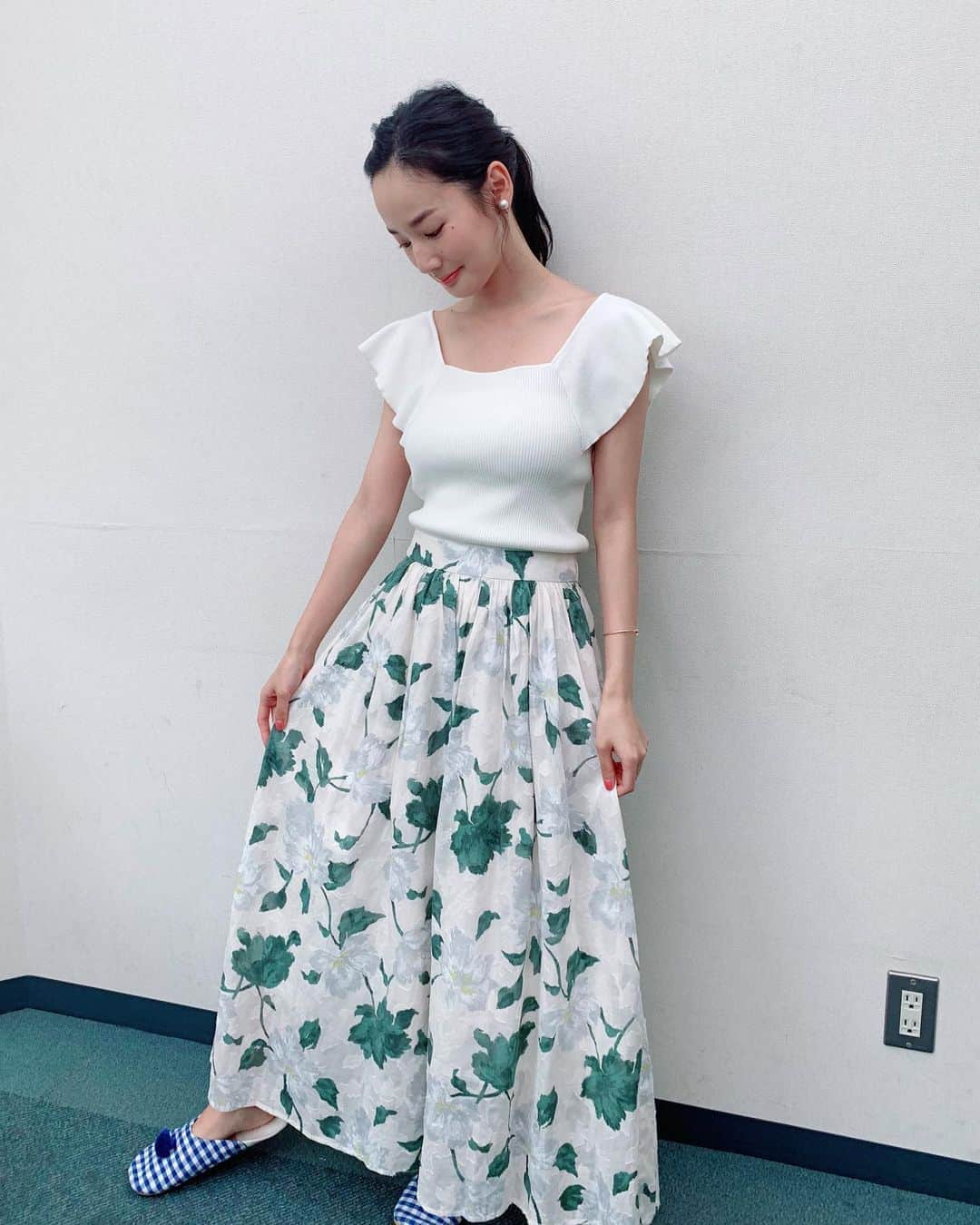 高嶋香帆のインスタグラム：「さて、本日は長野県へ 「志村笑」公演です！ 沢山の笑いを届けられるよう精進致します☺️✨ . 写真はイベントで来た衣装ですが、 スリッパのままで、キマリきらず！😂🙏 . 皆様今日も素敵な一日を！」