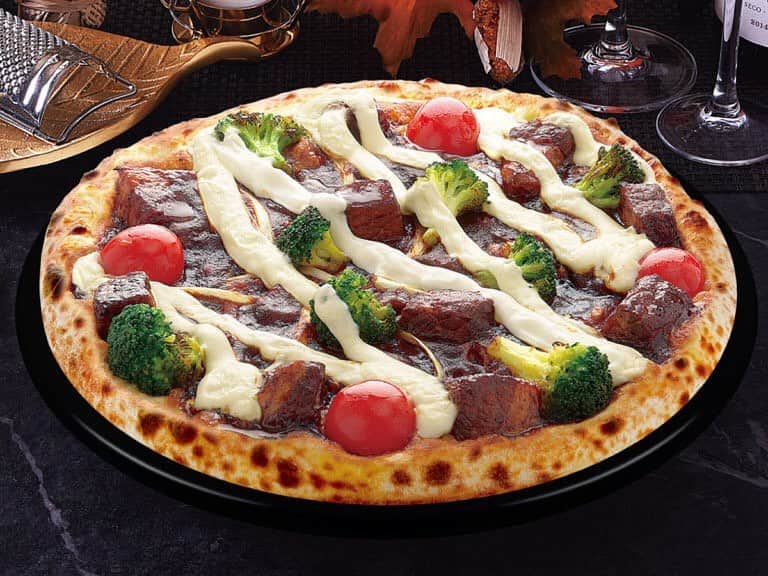 宅配ピザ「ナポリの窯」さんのインスタグラム写真 - (宅配ピザ「ナポリの窯」Instagram)「もうすぐ秋(๑˃̵ᴗ˂̵) 秋限定ピッツァ【牛肉の赤ワイン仕立て】はいかがですか？﻿ ﻿ じっくり煮込んだ牛肉のおいしさとチーズソースとのハーモニーをご堪能ください。﻿ ﻿ #ナポリの窯 ﻿﻿﻿﻿﻿﻿﻿﻿﻿﻿﻿﻿﻿﻿﻿ #ナポリ ﻿﻿﻿﻿﻿﻿﻿﻿﻿﻿﻿﻿﻿﻿﻿ #ピザパーティー ﻿﻿﻿﻿﻿﻿﻿﻿﻿﻿﻿﻿﻿﻿﻿ #ピザパ ﻿﻿﻿﻿﻿﻿﻿﻿﻿﻿﻿﻿﻿﻿﻿ #ランチ ﻿﻿﻿﻿﻿﻿﻿﻿﻿﻿﻿﻿﻿﻿﻿ #ディナー ﻿﻿﻿﻿﻿﻿﻿﻿﻿﻿﻿﻿﻿﻿﻿ #🍕 #ピザ ﻿﻿﻿﻿﻿﻿﻿﻿﻿﻿﻿﻿﻿﻿﻿ #ピッツァ﻿﻿﻿﻿﻿﻿﻿﻿﻿﻿﻿﻿﻿﻿﻿ #宅配ピザ ﻿﻿﻿﻿﻿﻿﻿﻿﻿﻿﻿﻿﻿﻿﻿ #デリバリーピザ ﻿﻿﻿﻿﻿﻿﻿﻿﻿﻿﻿﻿﻿﻿﻿ #おいしい ﻿﻿﻿﻿﻿﻿﻿﻿﻿﻿﻿﻿﻿﻿﻿ #美味しい ﻿﻿﻿﻿﻿﻿﻿﻿﻿﻿﻿﻿﻿﻿﻿ #美味しいピザ ﻿﻿﻿﻿﻿﻿﻿﻿﻿﻿﻿﻿﻿﻿﻿ #手作りピザ ﻿﻿﻿﻿﻿﻿﻿﻿﻿﻿﻿﻿﻿﻿﻿ #アツアツ﻿﻿﻿﻿﻿﻿﻿﻿﻿ #チーズ ﻿﻿﻿﻿﻿﻿﻿﻿﻿﻿﻿﻿﻿﻿﻿ #イタリアン　﻿﻿﻿﻿﻿﻿﻿﻿﻿﻿﻿﻿﻿﻿﻿ #パスタ ﻿﻿﻿﻿﻿﻿﻿﻿﻿﻿﻿﻿﻿﻿﻿ #dinner ﻿﻿﻿﻿﻿﻿﻿﻿﻿﻿﻿﻿﻿﻿﻿ #lunch ﻿﻿﻿﻿﻿﻿﻿﻿﻿﻿﻿﻿﻿﻿﻿ #pizza ﻿﻿﻿﻿﻿﻿﻿﻿﻿﻿﻿﻿﻿﻿﻿ #instagood ﻿﻿﻿﻿﻿﻿﻿﻿﻿﻿﻿﻿﻿﻿﻿ #instafood ﻿﻿﻿﻿﻿﻿﻿﻿﻿﻿﻿﻿﻿﻿﻿ #italian ﻿﻿﻿﻿﻿﻿﻿﻿﻿﻿﻿﻿﻿﻿ #秋」8月23日 10時44分 - napolinokama