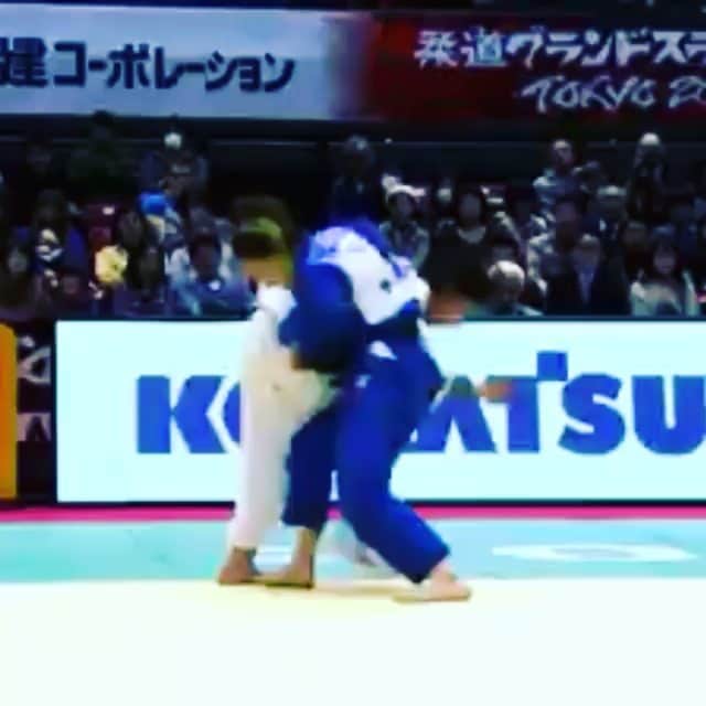 マルティ・マロイのインスタグラム：「#TransitionThursday 😈 #Protip -Be like water!🌊 #judo #armbar」