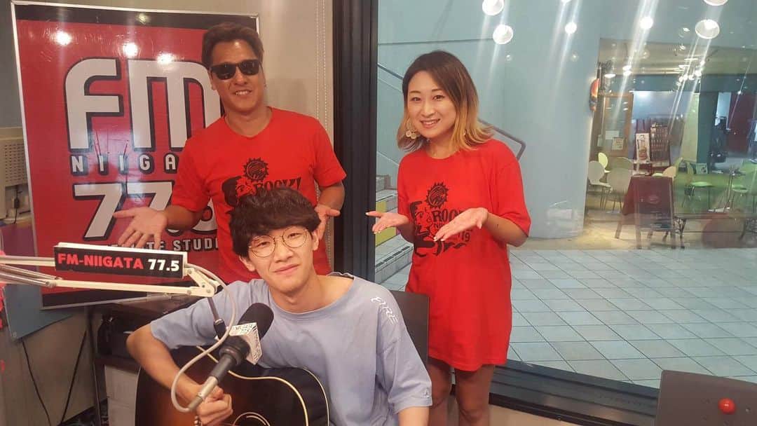 のインスタグラム：「昨日のスプラッシュには、新潟県出身の #伊津創汰 くんラジオ初出演でした！ #tokyofm 全国38局で放送中の #schoolofrock が運営する #未確認フェスティバル2019 ファイナリストの彼！新潟から全国へ。頑張って欲しいなあ！なんと昨日は生放送での生演奏をしてくれました！ぜひタイムフリーで聴いてみてね！#fmniigata #fm新潟 #fm775 #エフエム新潟 #radio #ラジオ #新潟 #ラジオパーソナリティ #パーソナリティ #本間紗理奈 #soundsplash #サウンドスプラッシュ」