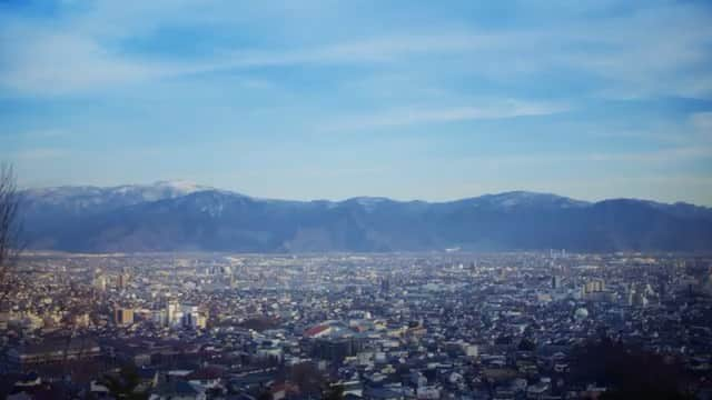 真央のインスタグラム：「こちら、長野都市ガスのCMにママ役で出演させていただきました☺️✨ 長野限定でOAされています。 素敵な作品を手掛ける高根澤監督のもと 美味しい空気、心温かい人達の顔が浮かぶ長野で撮影ができたこと、とても嬉しかったです◯ 「ほんとうね、長野の人はみんなあったかいね」 ぜひ、ご覧ください🌿🌿 . . #CM #長野都市ガス」