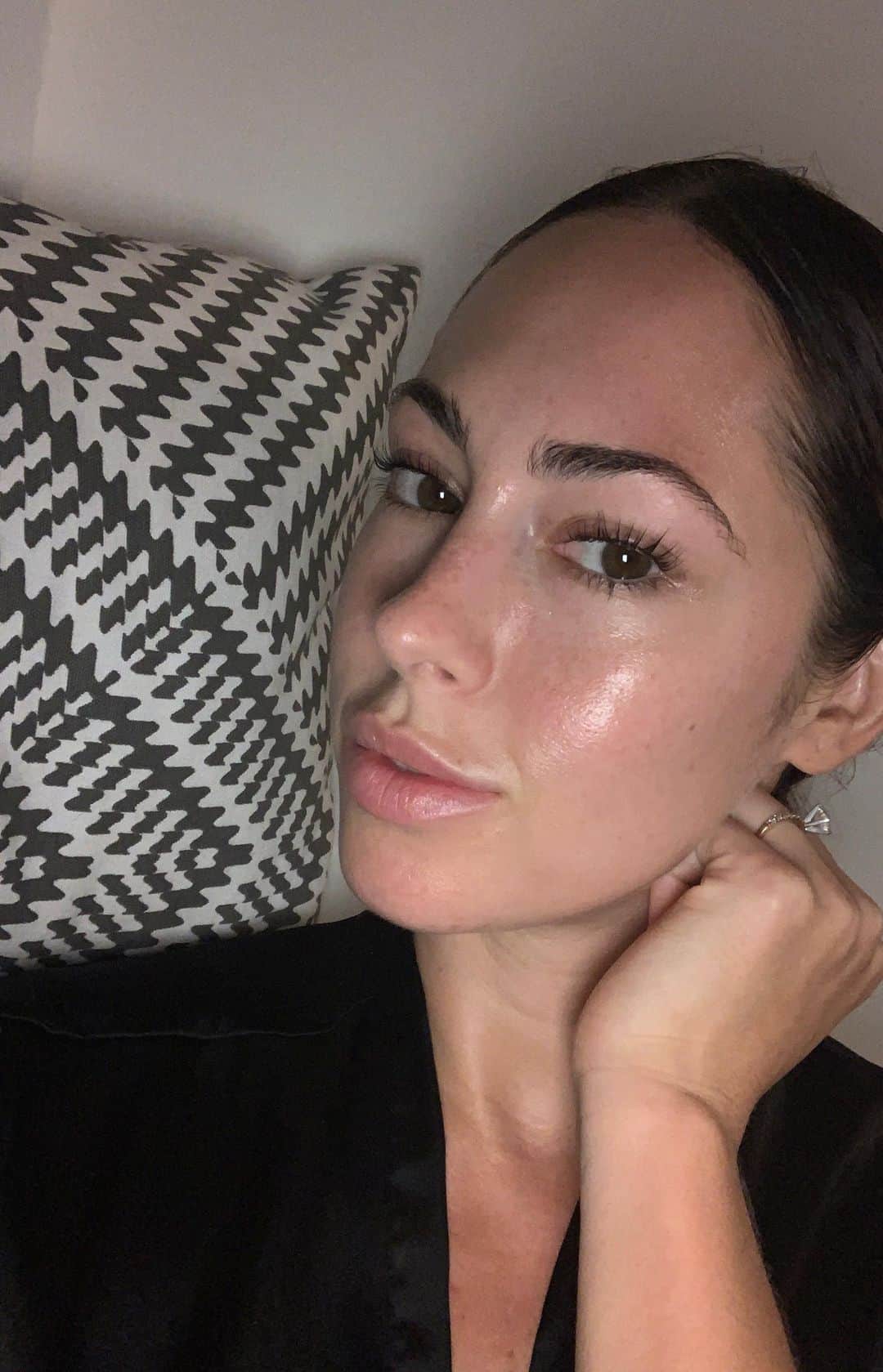 ホープ・ビールのインスタグラム：「@paulaschoice Vitamin C  @truebotanicals vitamin mist and oil  @perriconemd night eye cream @olehenriksen banana eye cream  @revitalashcosmetics lash serum」