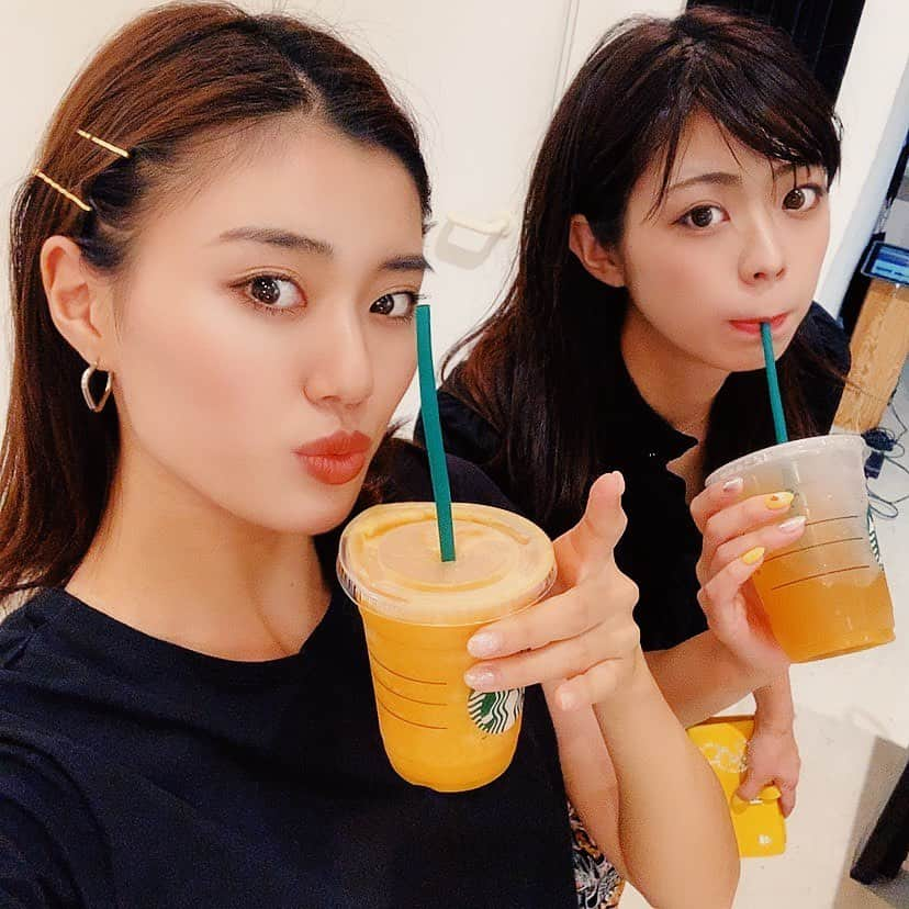 武井玲奈さんのインスタグラム写真 - (武井玲奈Instagram)「. . 皆さん、おはようございます🌞 休暇中の武井です。 . . いつ帰ってくんの？ いつ帰ってくんの？ . と携帯が鳴り止まない。 . . 犯人は平家菜津美💃💃 . . こんなに待っててくれる子がいて 武井は幸せものです♡ . 会ったら会ったで お互い喋ったり携帯したり ほぼ自由行動なんですけどね。 それが居心地いい😈😈😈 . . ただアホすぎてツッコミに疲れます🙋🏻‍♀️ . . #誰かこの子に言葉を教えてください #bestfriend #もうすぐ帰るから待っててね #親友 #model #モデル #平家菜津美 #武井玲奈 #いつもありがとう #スタバ #スターバックス」8月23日 11時00分 - takeirena