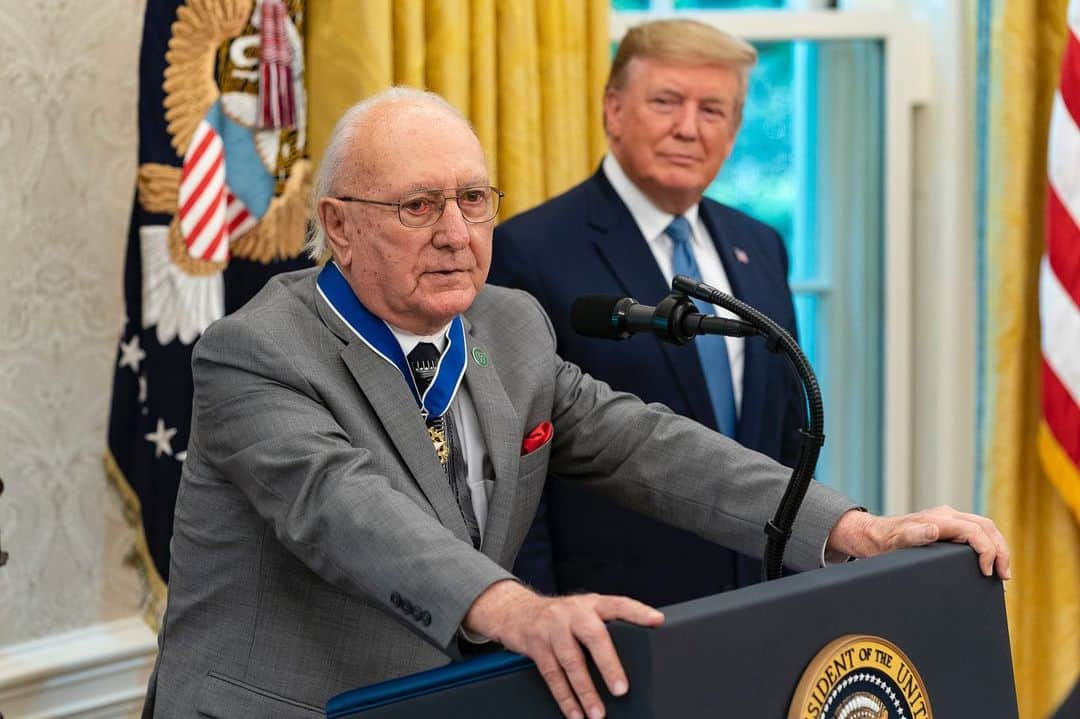 ドナルド・トランプさんのインスタグラム写真 - (ドナルド・トランプInstagram)「President Donald J. Trump presents the Presidential Medal of Freedom, the nation’s highest civilian honor, to legendary Hall of Fame Boston Celtics basketball player Robert “Bob” Cousy Thursday, Aug. 22, 2019, in the Oval Office of the White House.」8月23日 11時09分 - realdonaldtrump