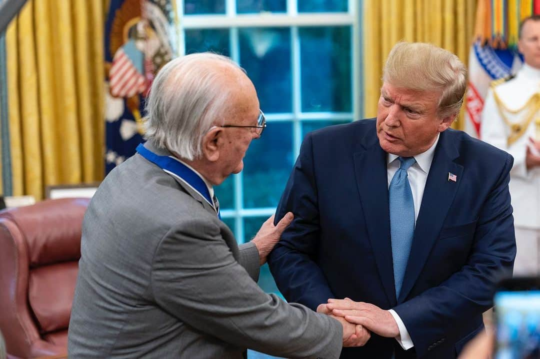 ドナルド・トランプさんのインスタグラム写真 - (ドナルド・トランプInstagram)「President Donald J. Trump presents the Presidential Medal of Freedom, the nation’s highest civilian honor, to legendary Hall of Fame Boston Celtics basketball player Robert “Bob” Cousy Thursday, Aug. 22, 2019, in the Oval Office of the White House.」8月23日 11時09分 - realdonaldtrump