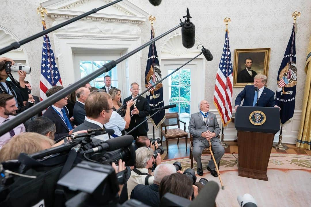 ドナルド・トランプさんのインスタグラム写真 - (ドナルド・トランプInstagram)「President Donald J. Trump presents the Presidential Medal of Freedom, the nation’s highest civilian honor, to legendary Hall of Fame Boston Celtics basketball player Robert “Bob” Cousy Thursday, Aug. 22, 2019, in the Oval Office of the White House.」8月23日 11時09分 - realdonaldtrump