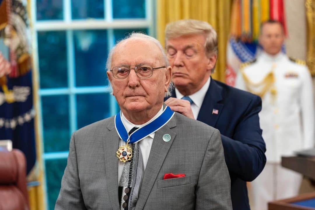 ドナルド・トランプさんのインスタグラム写真 - (ドナルド・トランプInstagram)「President Donald J. Trump presents the Presidential Medal of Freedom, the nation’s highest civilian honor, to legendary Hall of Fame Boston Celtics basketball player Robert “Bob” Cousy Thursday, Aug. 22, 2019, in the Oval Office of the White House.」8月23日 11時09分 - realdonaldtrump