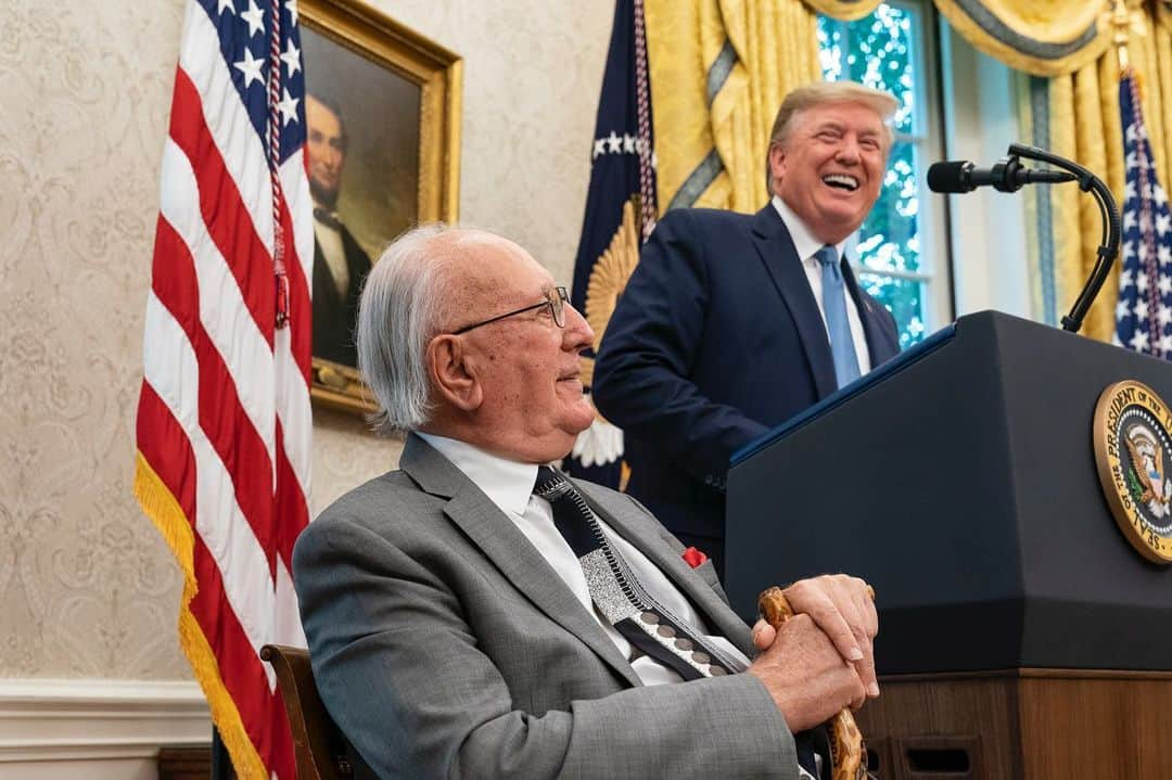 ドナルド・トランプさんのインスタグラム写真 - (ドナルド・トランプInstagram)「President Donald J. Trump presents the Presidential Medal of Freedom, the nation’s highest civilian honor, to legendary Hall of Fame Boston Celtics basketball player Robert “Bob” Cousy Thursday, Aug. 22, 2019, in the Oval Office of the White House.」8月23日 11時09分 - realdonaldtrump